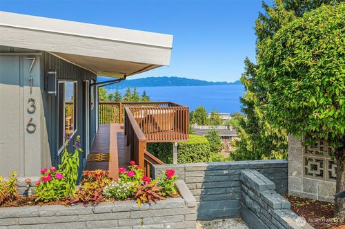 7136 S Sunnycrest Road, Seattle, WA, 98178 | Card Image