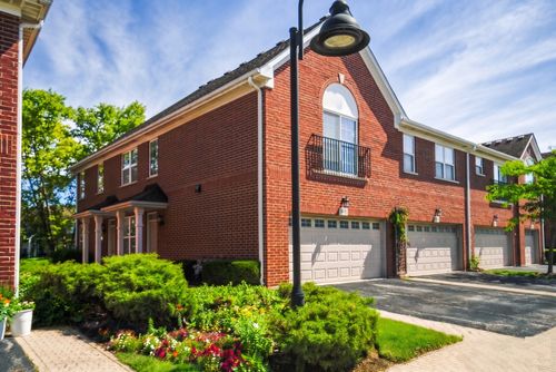 974 Kensington Dr, Northbrook, IL, 60062-5975 | Card Image