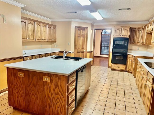 Large bar with dishwasher, stone counters | Image 19