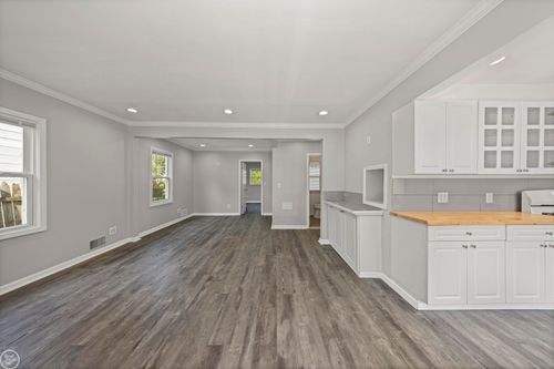 28096 Waverly St, Roseville, MI, 48066-2442 | Card Image