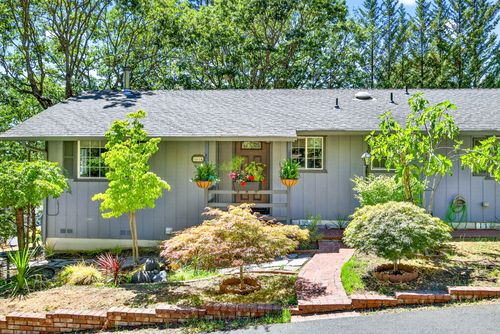 1614 Ne Hillcrest Dr, Grants Pass, OR, 97526-3580 | Card Image
