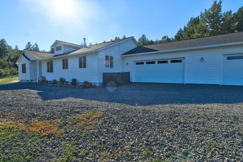 3430 N Ridge Dr, Klamath Falls, OR, 97601-9393 | Card Image