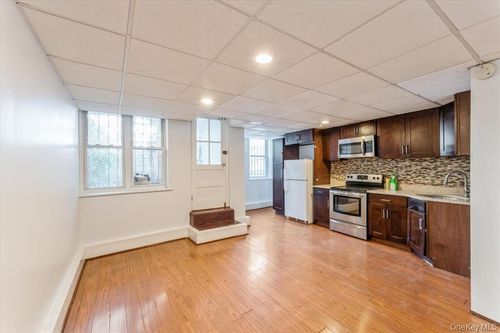 88 208th St, Queens Village, NY, 11427 | Card Image