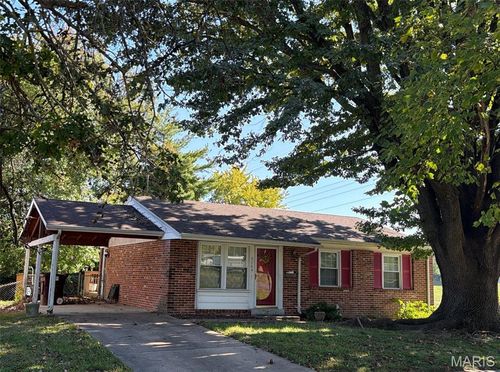 2064 Northern Limits Dr, Florissant, MO, 63031-2713 | Card Image