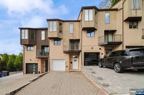18 Veterans Way, Edgewater, NJ, 07020-1553 | Card Image