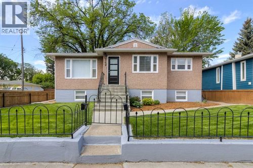 742 5 St S, Lethbridge, AB, T1J2C4 | Card Image