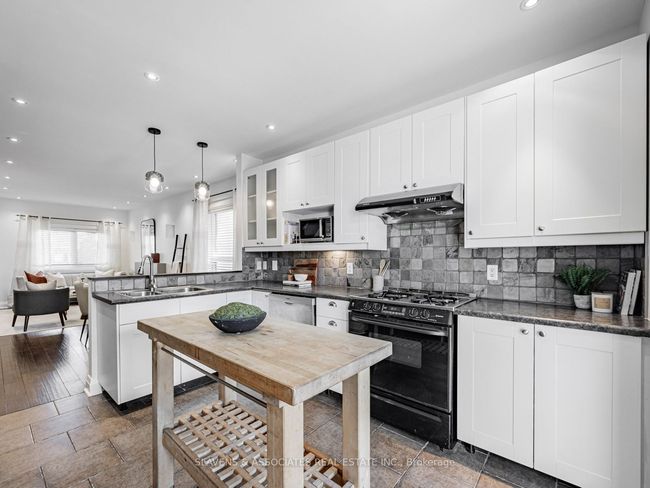 2063 Gerrard St E, House attached with 3 bedrooms, 2 bathrooms and 1 parking in Toronto ON | Image 12