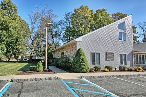 2 North Rd, Chester, NJ, 07930-2318 | Card Image