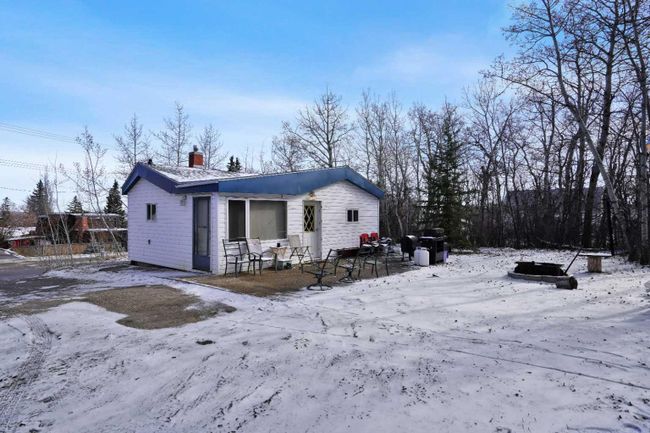 5111 47 Avenue, Home with 2 bedrooms, 2 bathrooms and 4 parking in Sylvan Lake AB | Image 2