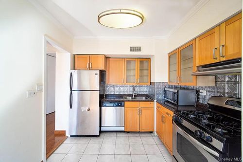 6c-119-49 Union Turnpike, New York, NY, 11375 | Card Image