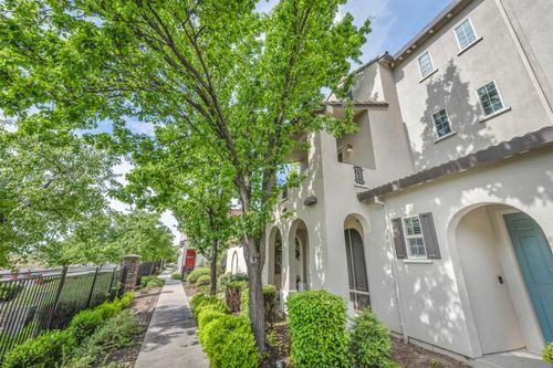 72101-5301 E Commerce Way, Sacramento, CA, 95835-3000 | Card Image