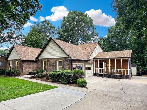 3245 15th St Ne, Hickory, NC, 28601-9290 | Card Image
