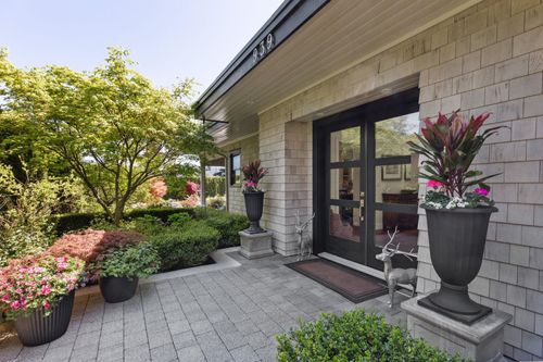 939 Friar Cres, North Vancouver, BC, V7G1M5 | Card Image