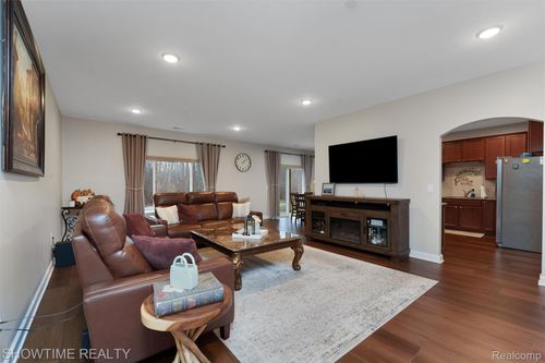 56-3779 Eagle Creek Dr, Shelby Township, MI, 48317-4742 | Card Image