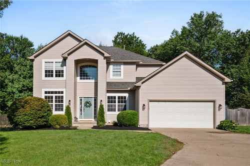 9672 E Northwood Dr, Olmsted Falls, OH, 44138-3802 | Card Image