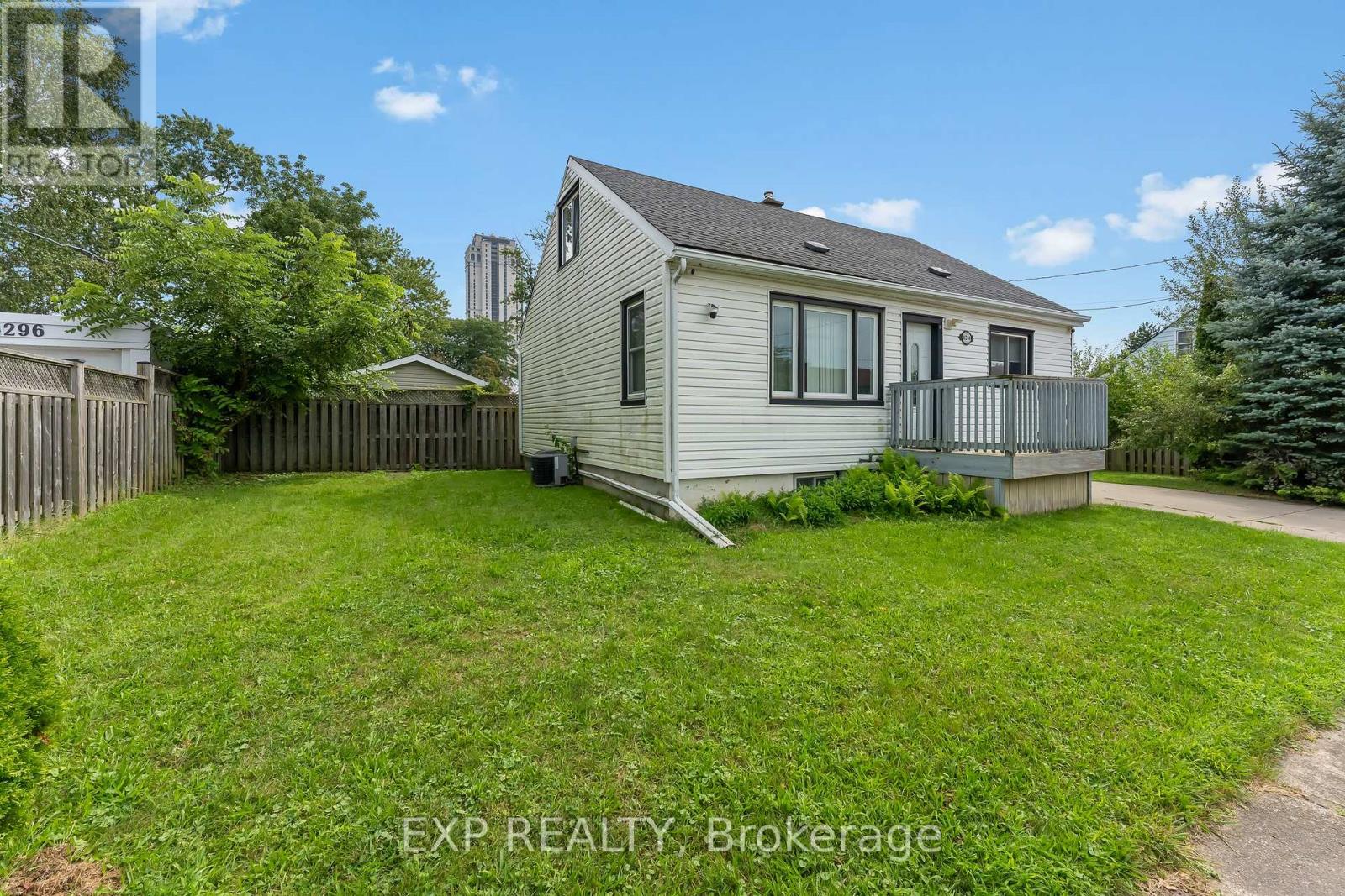Residential in Niagara Falls (Dorchester) 4