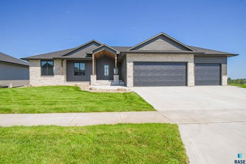 8421 E Roughlock St, Sioux Falls, SD, 57110-6298 | Card Image