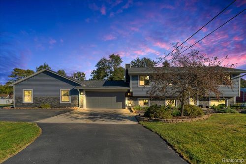 27520 West Rd, New Boston, MI, 48164-9712 | Card Image