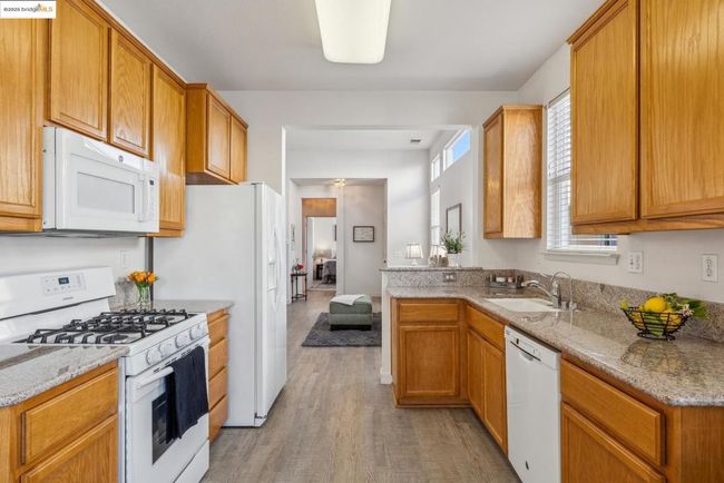 664 Prince Albert Way, Home with 2 bedrooms, 2 bathrooms and 1 parking in Brentwood CA | Image 20