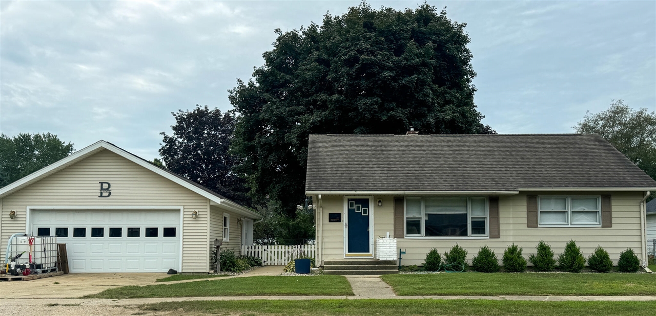 Strait Ct, Jonesville, MI 49250