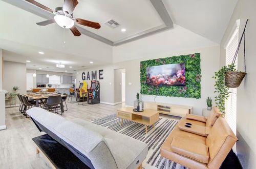 6131 Gladewell Dr, Houston, TX, 77072-1501 | Card Image