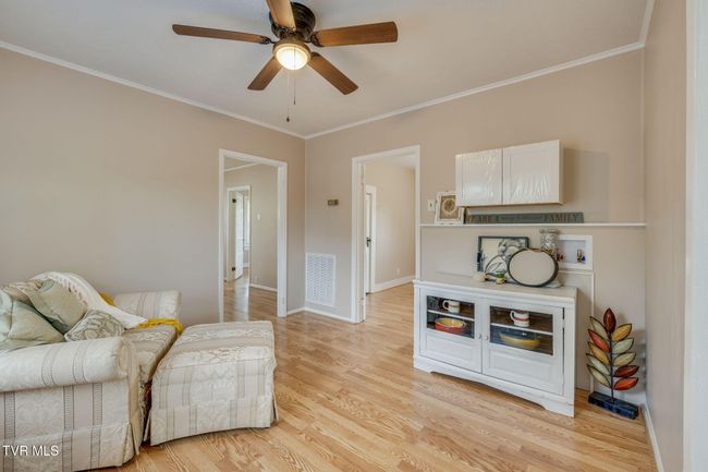 dinning room area | Image 9