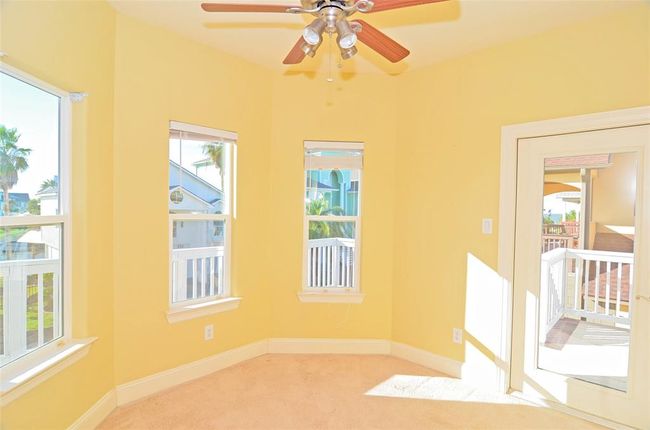 Bonus space for office or morning coffee | Image 18