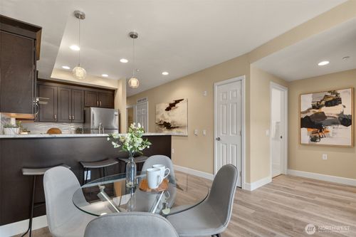 apt-305-10047 Main St, Bellevue, WA, 98004-5317 | Card Image