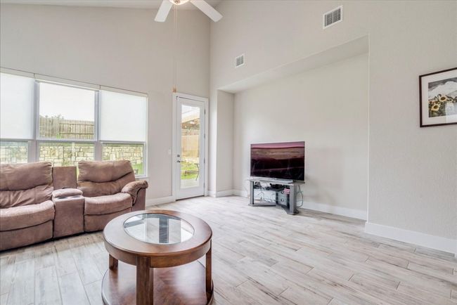 11108 American Mustang Loop, House other with 3 bedrooms, 3 bathrooms and 4 parking in Manor TX | Image 12