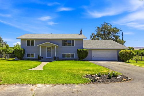2202 Hill Dr, Grandview, WA, 98930-9421 | Card Image