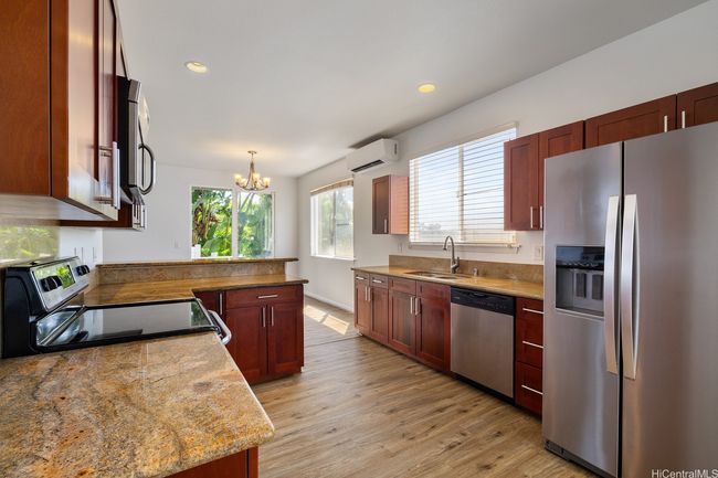 Feel comfortable with lots of space as you prepare meals. | Image 5