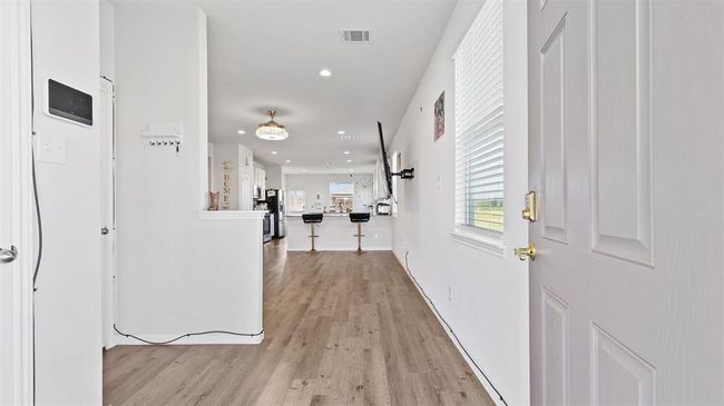 Walk into an open floorplan | Image 6