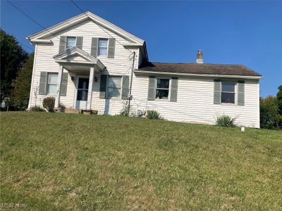 Front facade featuring a front yard | Image 1