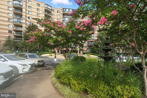 614-8370 Greensboro Dr, MCLEAN, VA, 22102-3517 | Card Image