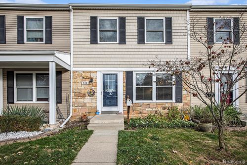 902 Little Hill Ct, Rochester Hills, MI, 48307-3025 | Card Image