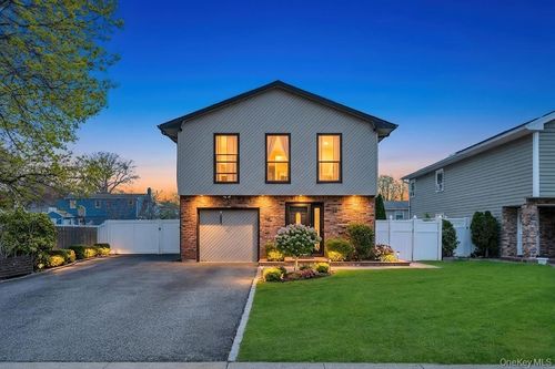 41 Oakley Avenue, Oyster Bay, NY, 11758 | Card Image