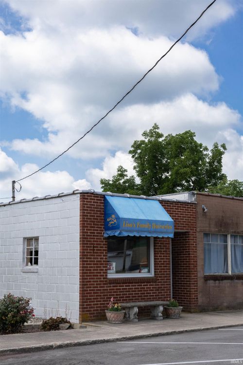149 E Howard St, Parker City, IN, 47368-9136 | Card Image