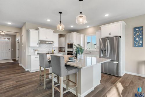 917 S Country Club Ave, Brandon, SD, 57005-6722 | Card Image