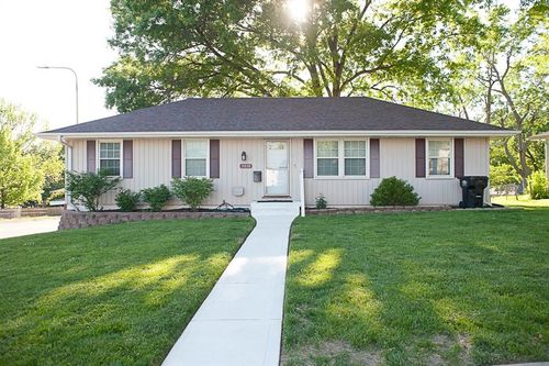 3830 S Breckenridge Dr, Independence, MO, 64055-3742 | Card Image