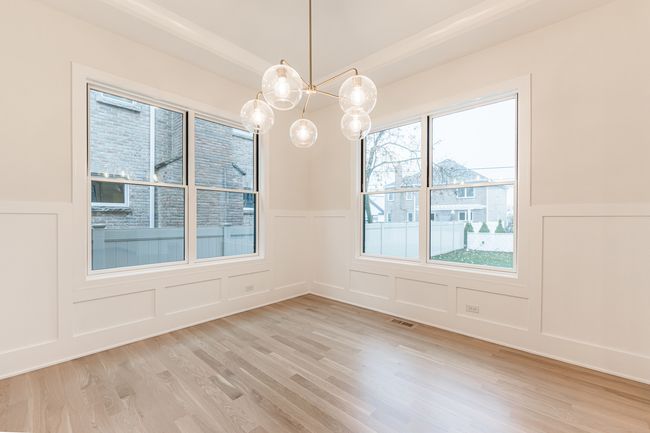 dining area | Image 15