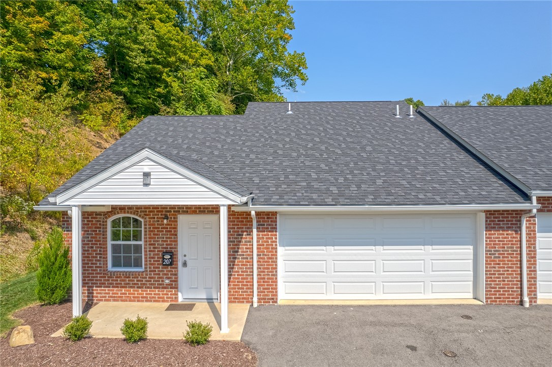Adia Ln, New Kensington, PA 15068
