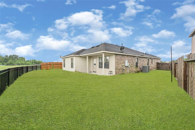 9002 Saint Laurent Ln, House other with 3 bedrooms, 2 bathrooms and 2 parking in Houston TX | Image 4