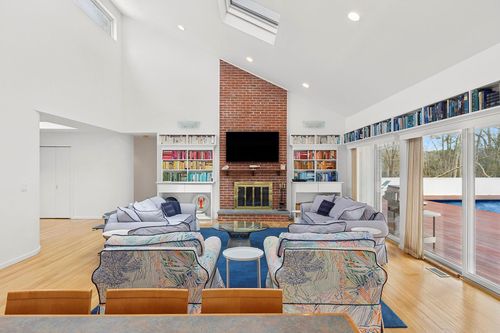 8 Midhampton Ct, Quogue, NY, 11959-4208 | Card Image