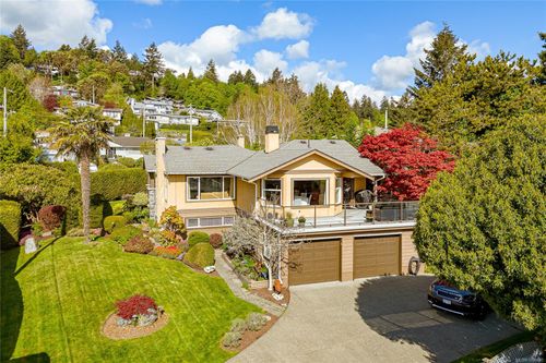 986 Gloria Pl, Saanich, BC, V8Y1L3 | Card Image