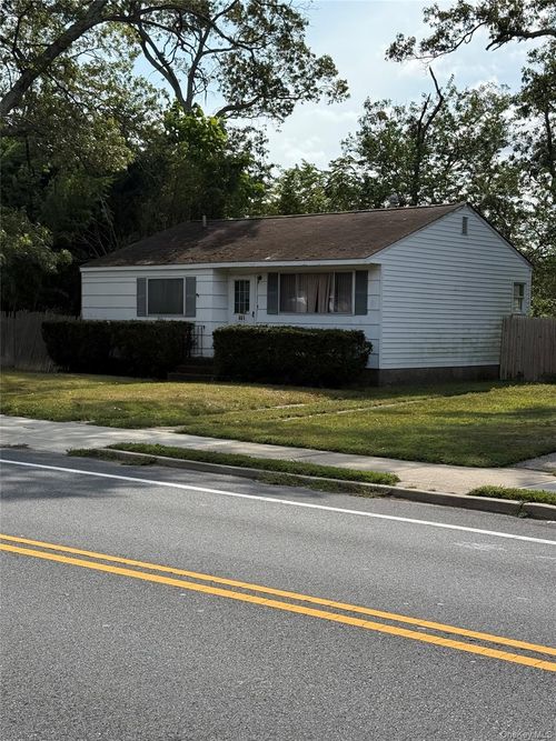 661 College Rd, Farmingville, NY, 11738-1359 | Card Image