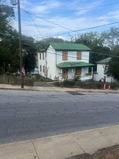 1105 W Johnson St, Staunton, VA, 24401-4030 | Card Image