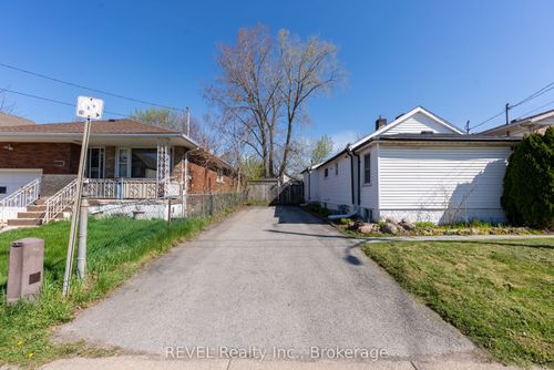 6251 Ash St, Niagara Falls, ON, L2G2H4 | Card Image