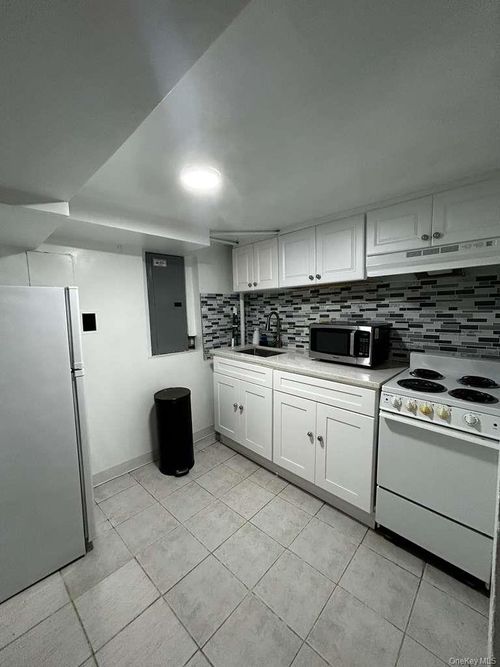 30 Ferdinand Pl, New Rochelle, NY, 10801-2509 | Card Image