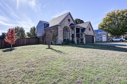 6844 Dogwood Ln, North Richland Hills, TX, 76182-7042 | Card Image