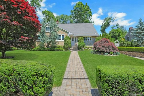 21 Soundview Dr, Eastchester, NY, 10709-1526 | Card Image